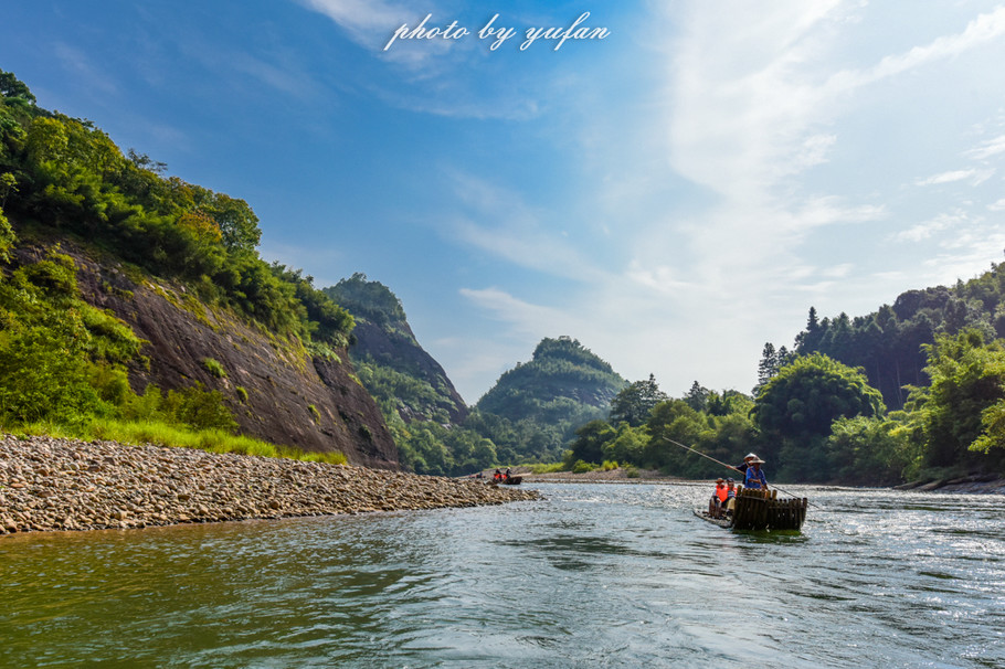 一溪九曲碧涟漪，人间仙境在武夷