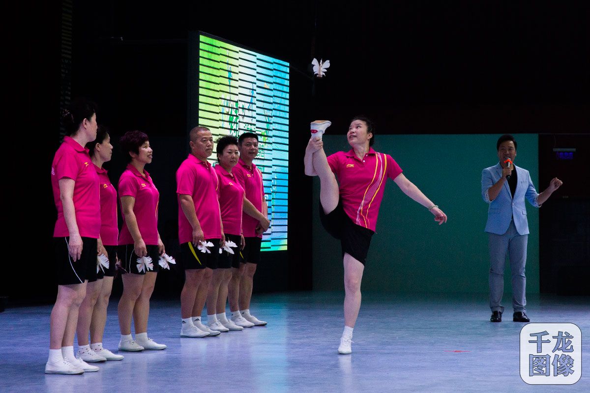 你能踢几个鸡毛毽子,你能把足球踢到太阳上面吗