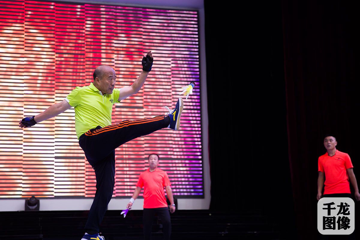 你能踢几个鸡毛毽子,你能把足球踢到太阳上面吗