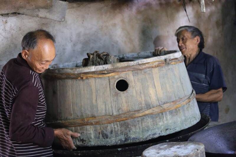 遵义一农户，5代同住一山洞，政府出钱都不搬，究竟为什么？