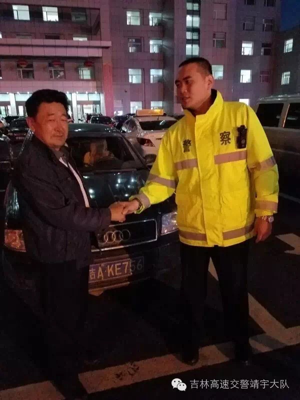 女子被蛇咬幸亏小伙及时救治,女子河边漫步被蛇咬