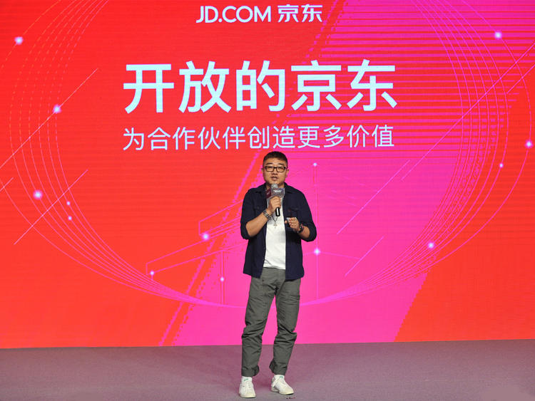 京东接入*今条头日**，想让你在读文章时「不由自主」地一键下单