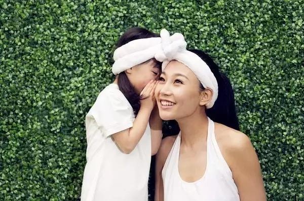 婴儿听妈说悄悄话,当妈妈说悄悄话