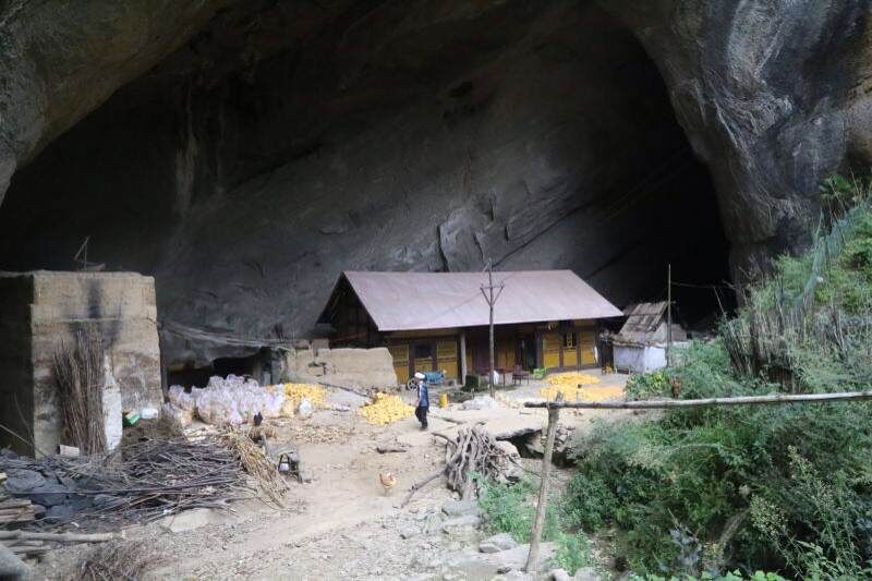 遵义一农户，5代同住一山洞，政府出钱都不搬，究竟为什么？