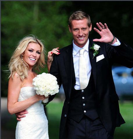 除了佩莱，足坛还有哪些球星抱得美人归？