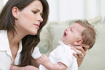 宝宝吃奶打了嗝是吃饱了吗,宝宝吃奶时打挺是怎么了