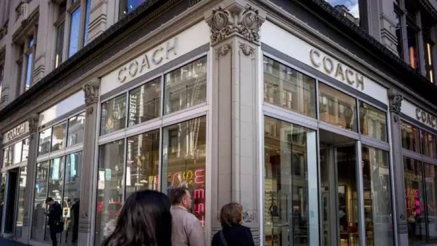 沦为大妈款并不是Coach唯一的尴尬，还有财报下滑，关店不断