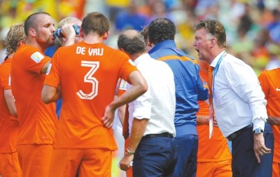 足球运动抽筋了怎么快速缓解,为什么足球运动员总抽筋