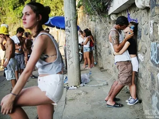 室友在人面前秀恩爱怎么办,室友频繁秀恩爱是单身狗的噩梦吗