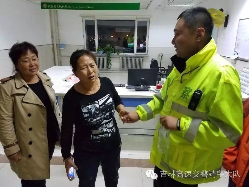 女子被蛇咬幸亏小伙及时救治,女子河边漫步被蛇咬