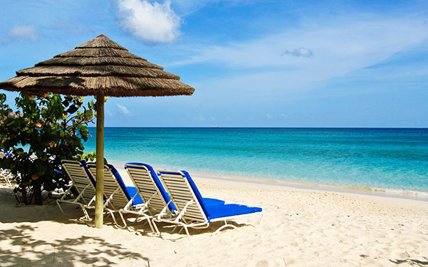 买买买：将沙滩椅置身蓝天白云下，懒懒的晒太阳