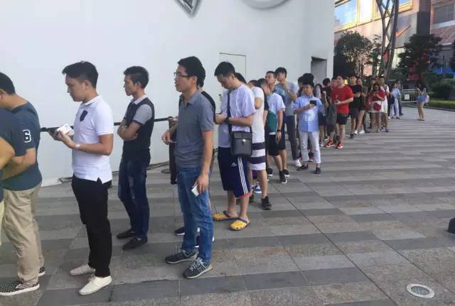 一台iPhone7可以看4次Bigbang，买10双Vans