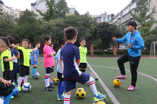 “Aha！我们的足球教练是国家队的”——花小足球队来了一个新