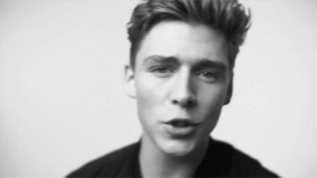 金发碧眼的丹麦王子为你准备了一首歌，还不来听？