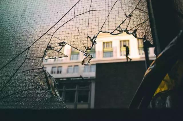 他们在用生命飞檐走壁？揭秘成都跑酷族！