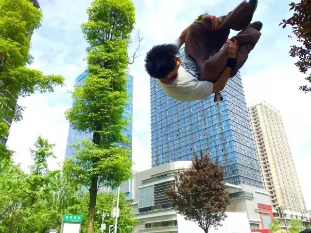 他们在用生命飞檐走壁？揭秘成都跑酷族！