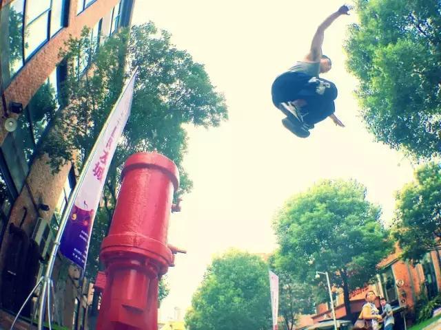 他们在用生命飞檐走壁？揭秘成都跑酷族！