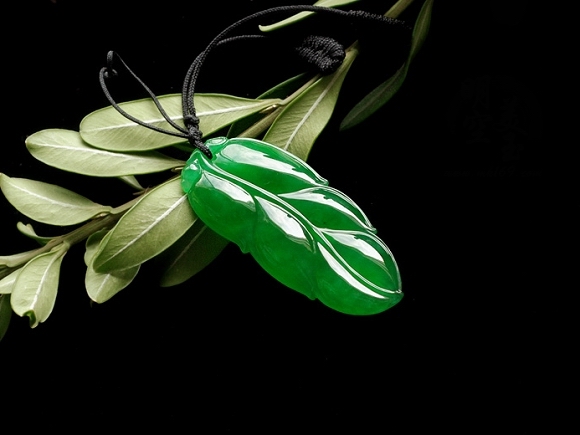 现在都流行这样戴翡翠了吗,好的翡翠跟便宜的翡翠戴一样吗