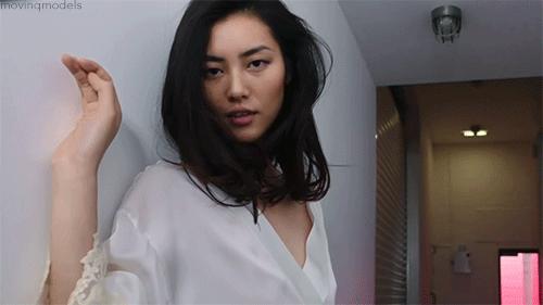 刘雯同款小香风深蓝色,刘雯最近很火的穿搭秋季