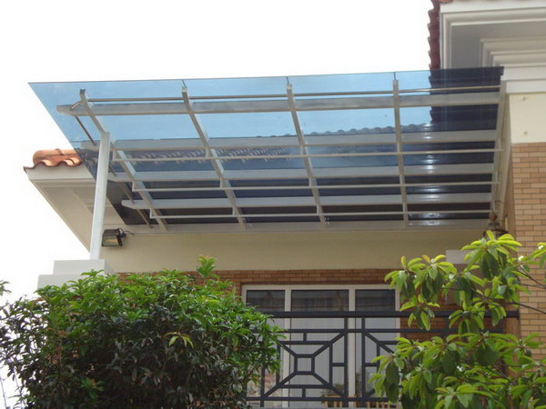 阳台装了防盗窗后怎么装遮雨棚,阳台封窗上沿了还有必要装雨棚吗