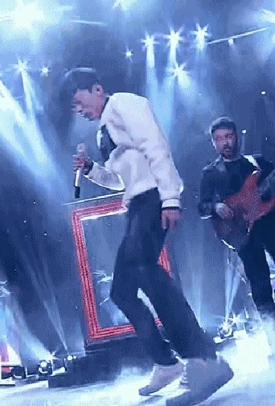 兰花指张杰张学友,每个歌手的招牌动作