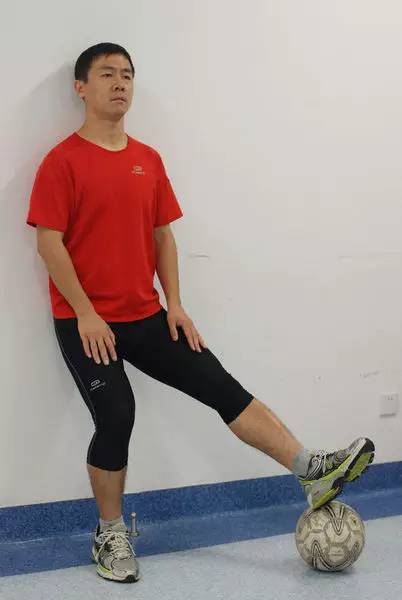 怎样练腿踢球很有力,踢球的人怎么练腿