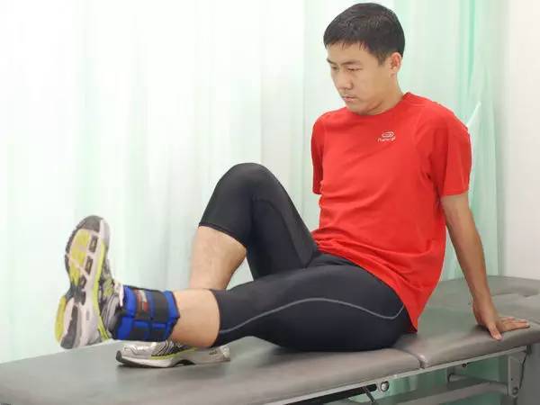 怎样练腿踢球很有力,踢球的人怎么练腿