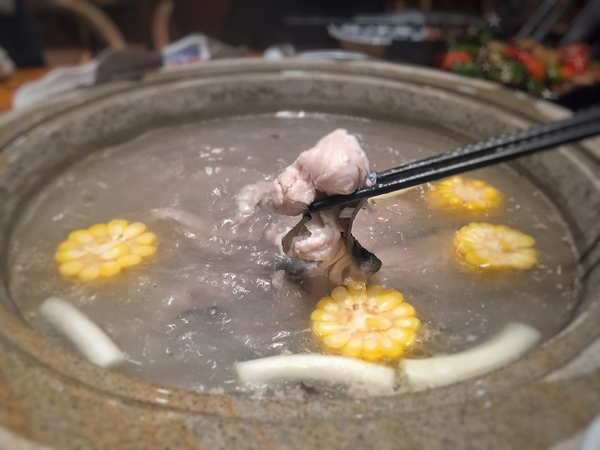 石锅鱼好处,原生态石锅鱼美味