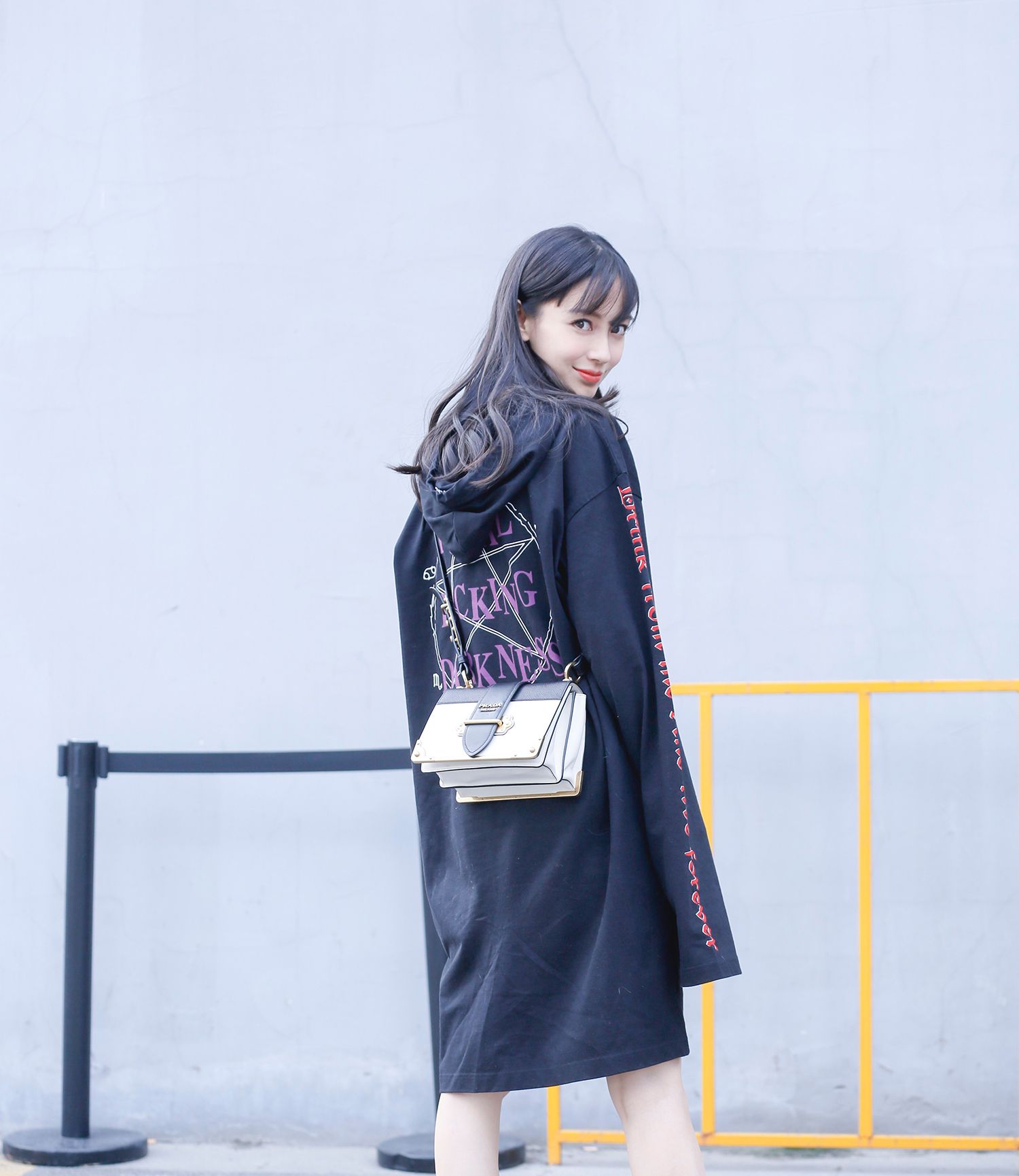 明星穿什么｜Baby背爆款万元大牌包，范冰冰外套6百块