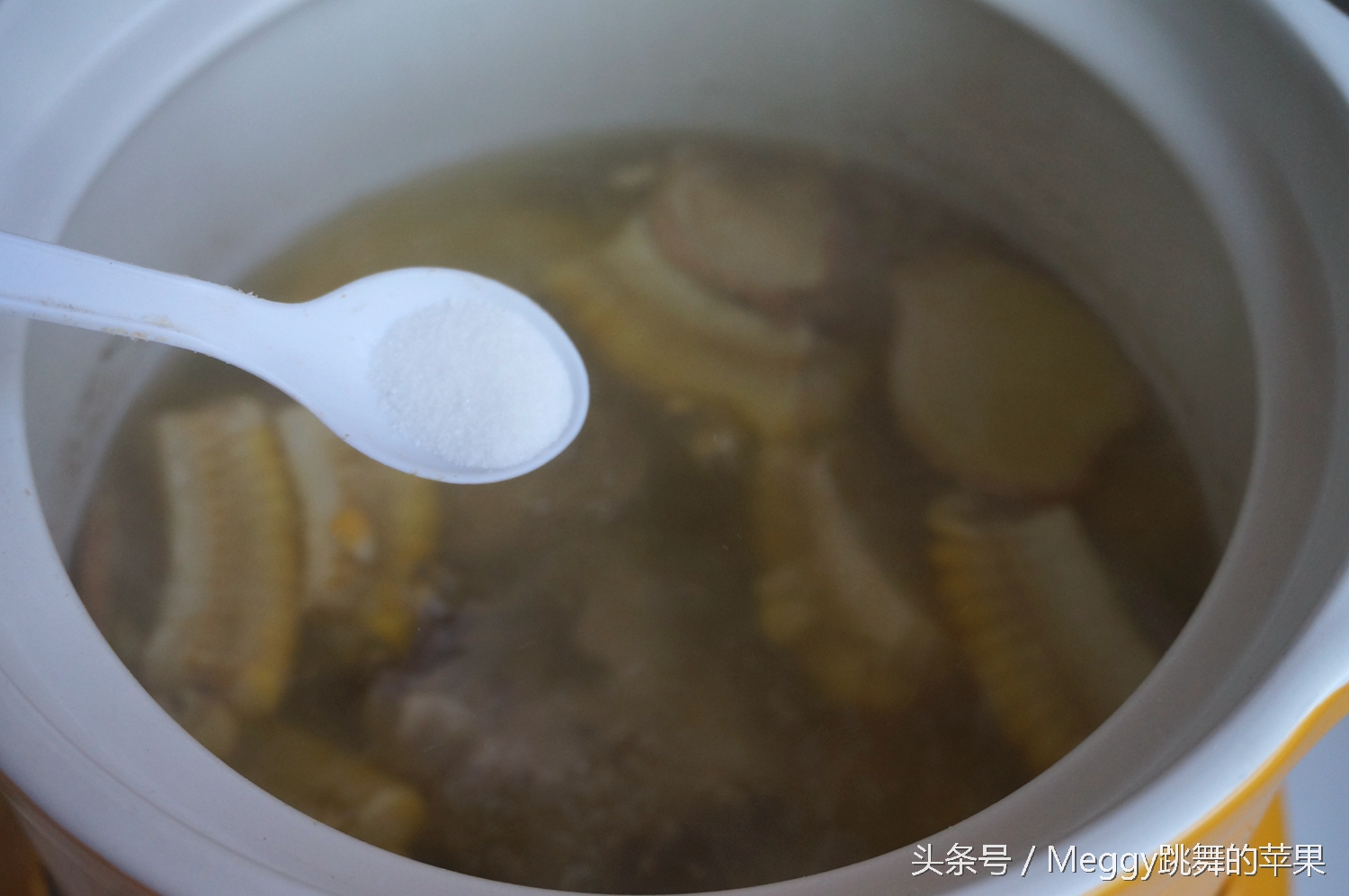 排骨汤里加蔬之鲜,排骨汤这样做全家人爱喝