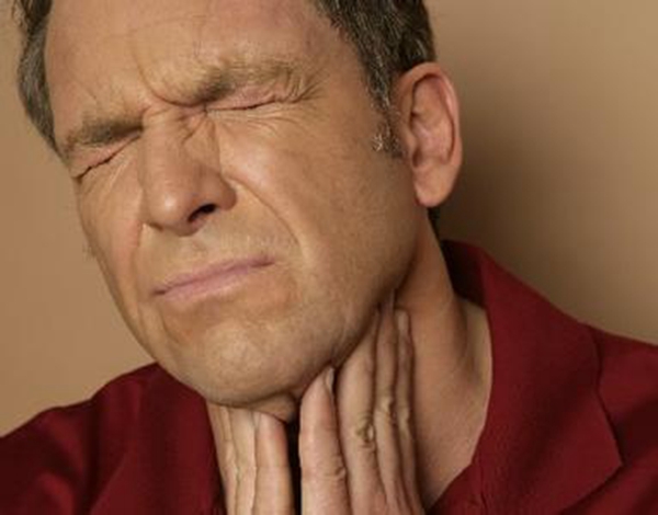 喉咙有异物吐不出来咽不下去又痒,喉咙有异物吐不出来咽不下去有血