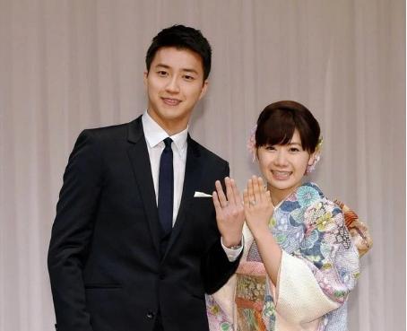 福原爱江宏杰紫色婚纱提裙摆,福原爱江宏杰婚后