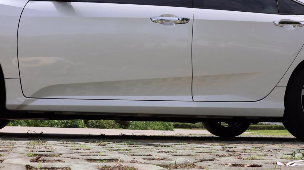 陈震试驾十代思域,本田十代思域下雨天试驾