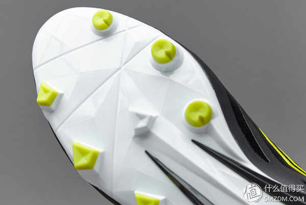 黑色钻石：UMBRO茵宝推出第二代VELOCITA130英镑