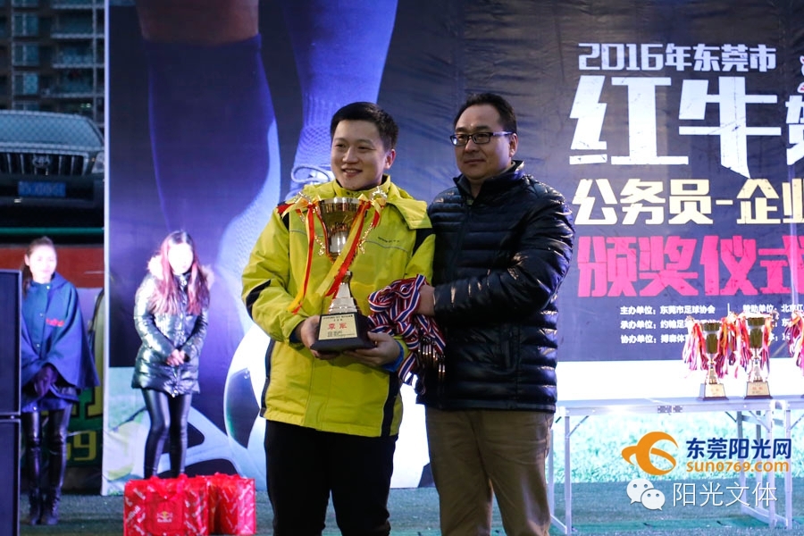 最高热情战胜最低气温红牛“贺岁杯”足球赛好疯狂