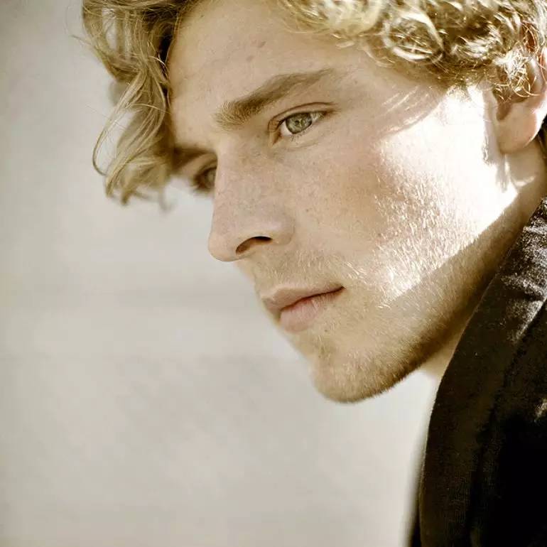 金发碧眼的丹麦王子为你准备了一首歌，还不来听？