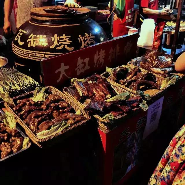 不忍直视！这群人又开始在汴河街蹭吃蹭喝了！