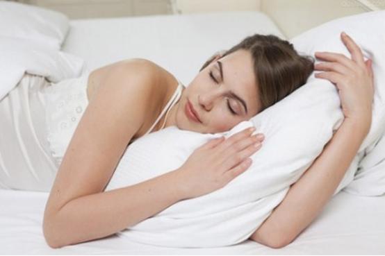 眉毛处长痘痘是什么原因,脸蛋上长痘痘是什么原因