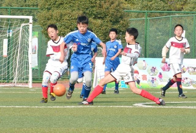 牛！义乌两少年将足球踢到了国外！