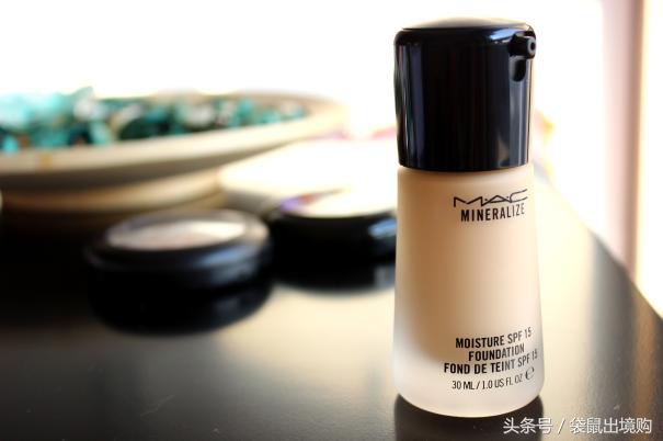 底妆要选择一款滋润度高的粉底液,超持久超自然底妆粉底液