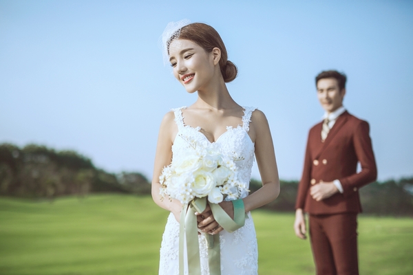 想把婚纱照拍好看一点,婚纱是怎么穿好的