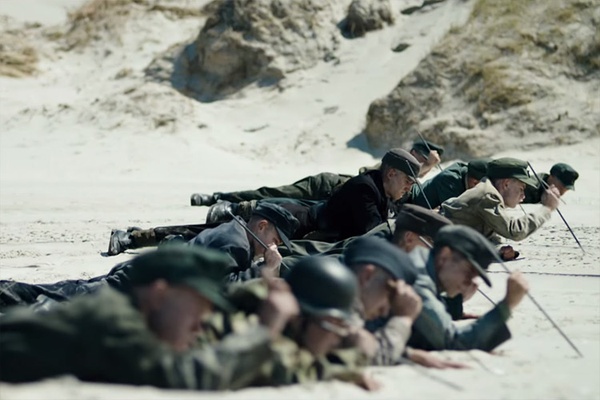 地雷区果断补枪,地雷战为亲人报了仇