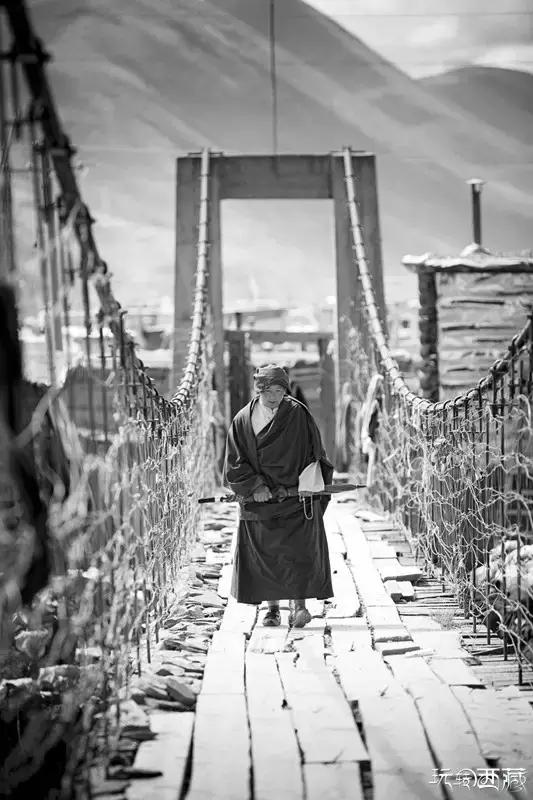 亚青寺，孤寂中盛放的莲花