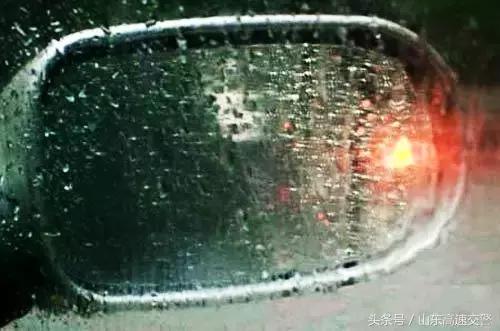 暴雨天看不清后视镜怎么办,下雨天气后视镜看不清有什么妙招