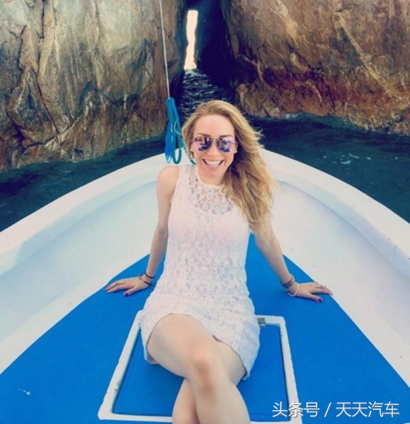 给c罗发奖的女星,c罗给伊丽莎白开飞机