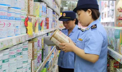 宝宝喝的奶粉假的话怎么看得出来,奶粉罐内码会造假么