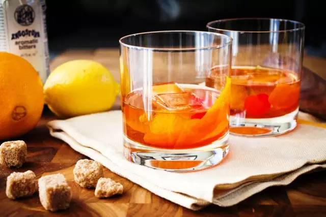 鸡尾酒杯大小型号怎么选,鸡尾酒杯子怎么拿