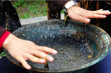 抖腿不是病，只因儿时一不谨慎见过洗脸盆