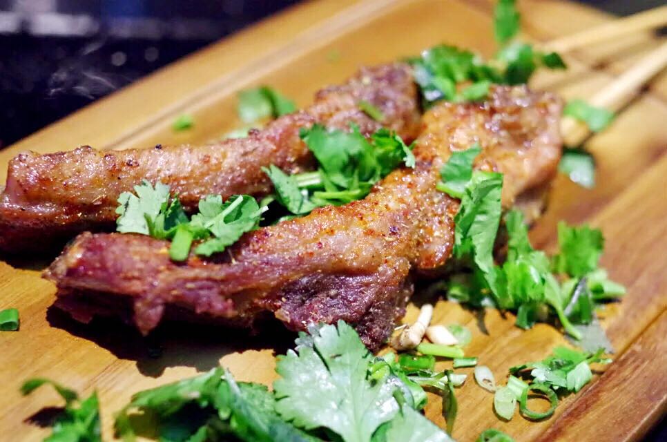 第一次吃烧烤串被惊艳,山洞里吃饭是一种什么体验