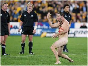 国足那么臭，还不如看看这些球场上的活宝呢！（爆笑）